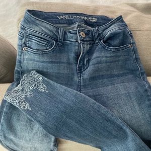 Vanilla star blue jeans with ankle design. Size “0” mid rise skinny.